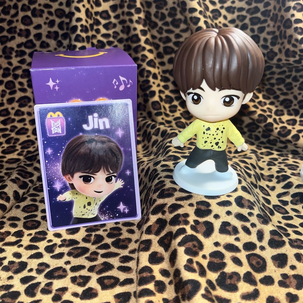 TinyTan Purple Collectible Figure Pack by McDonald BTS collection!